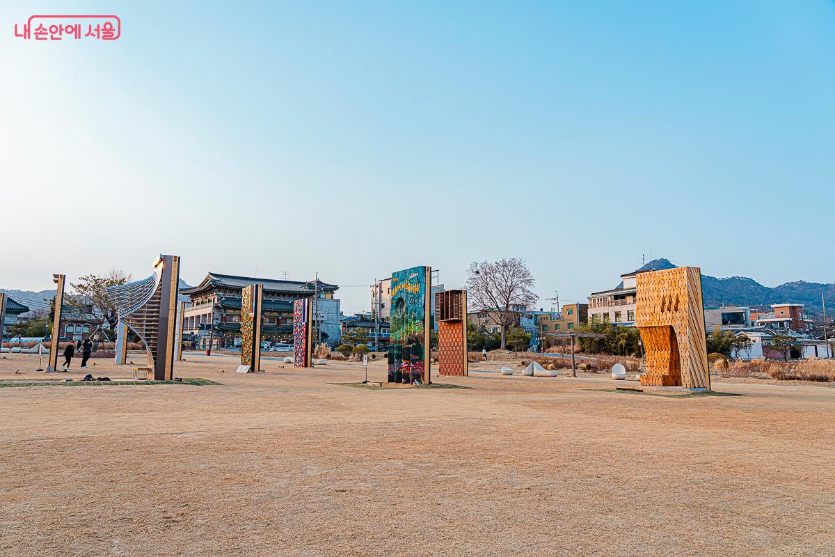 공원 전체가 하나의 전시관 같은 느낌이다. ⓒ김지연