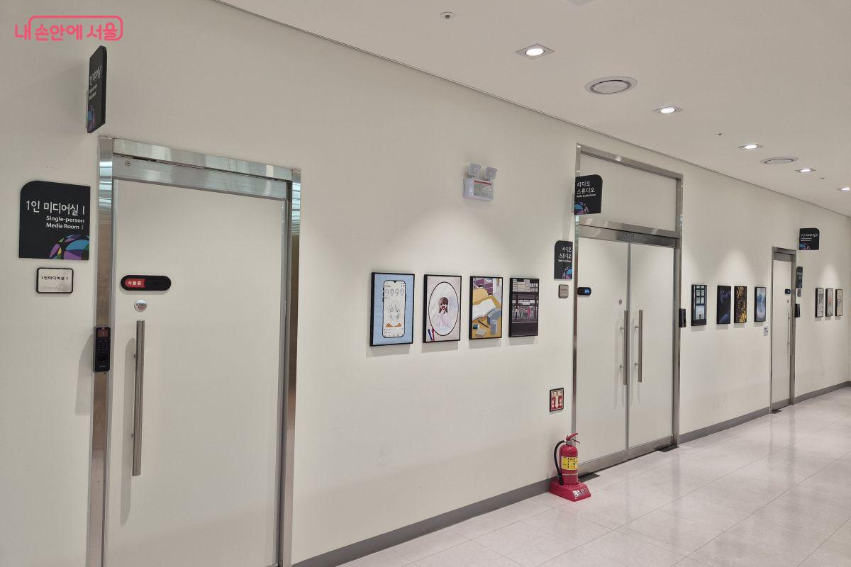 3층에 위치한 1인 미디어실과 라디오 체험실