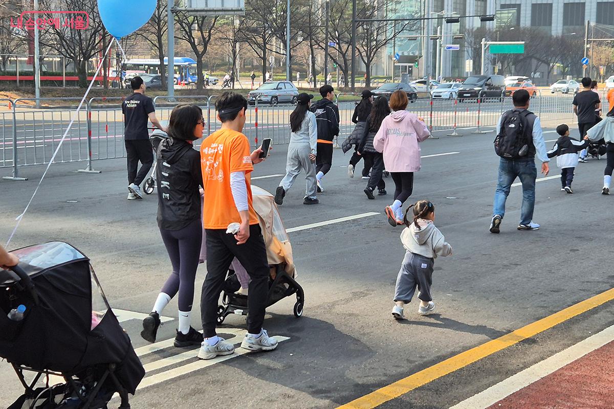 마포대교를 지나 여의도공원 결승점을 향하는 가족들의 발걸음이 가벼워 보인다.