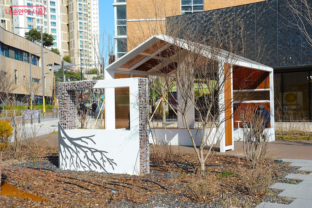 금나래중앙공원의 휴식용 퍼걸러 &copy;조수봉