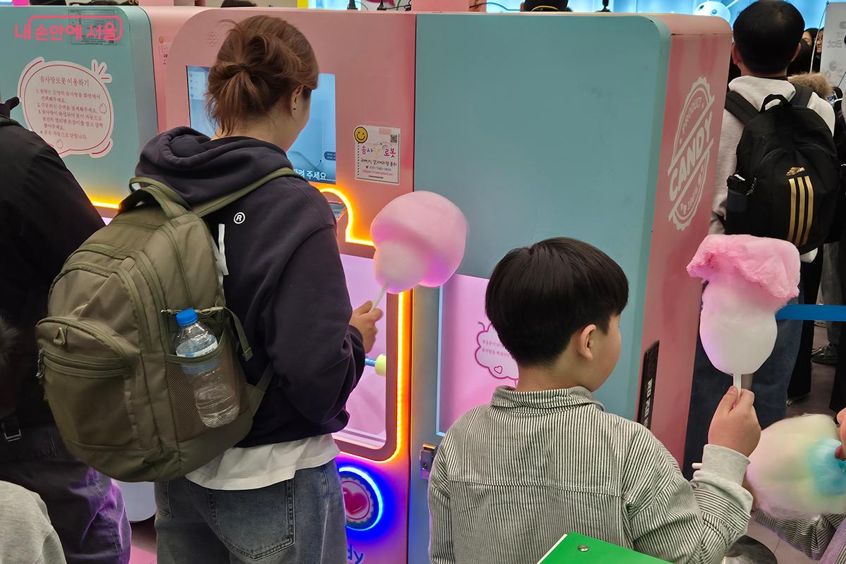 주최측에서 제공하는 무료 솜사탕을 들고 즐거워하는 어린이들