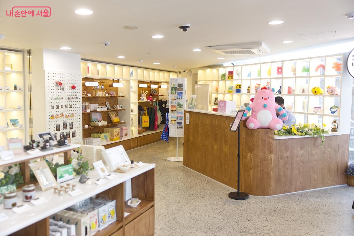 1층에서는 해치와 서울 관련 굿즈도 구매할 수 있어 풍성한 느낌이 든다. &copy;임중빈