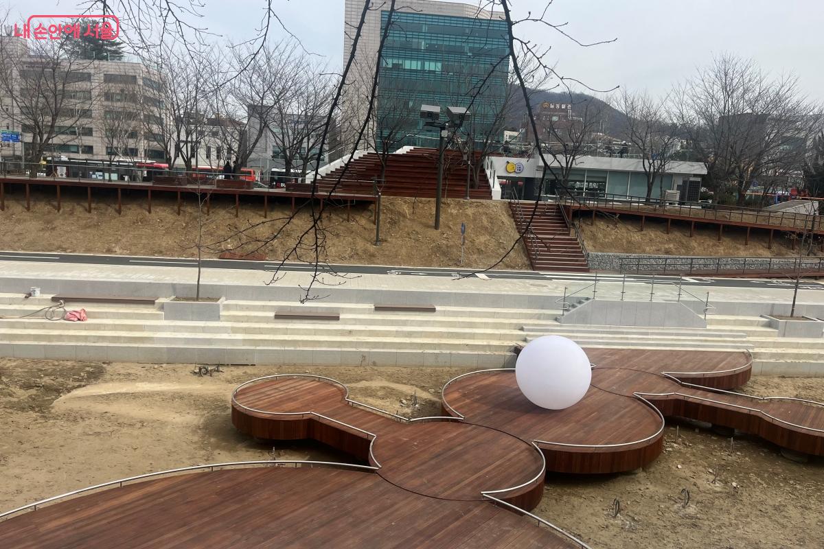 소원을 담은 위시볼과 데크, 소원카페 전경 &copy;김연희