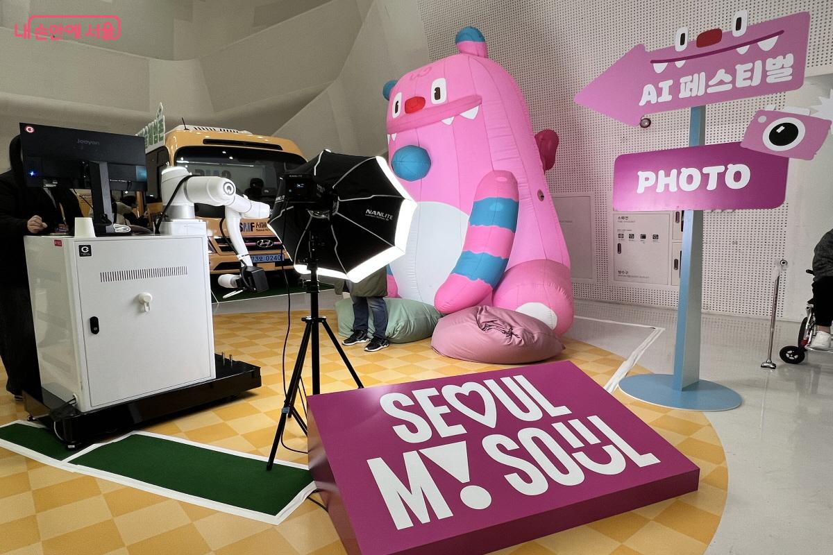 로봇팔 사진사가 높이가 다른 세 컷의  사진을 찍어줬다. ⓒ박지영