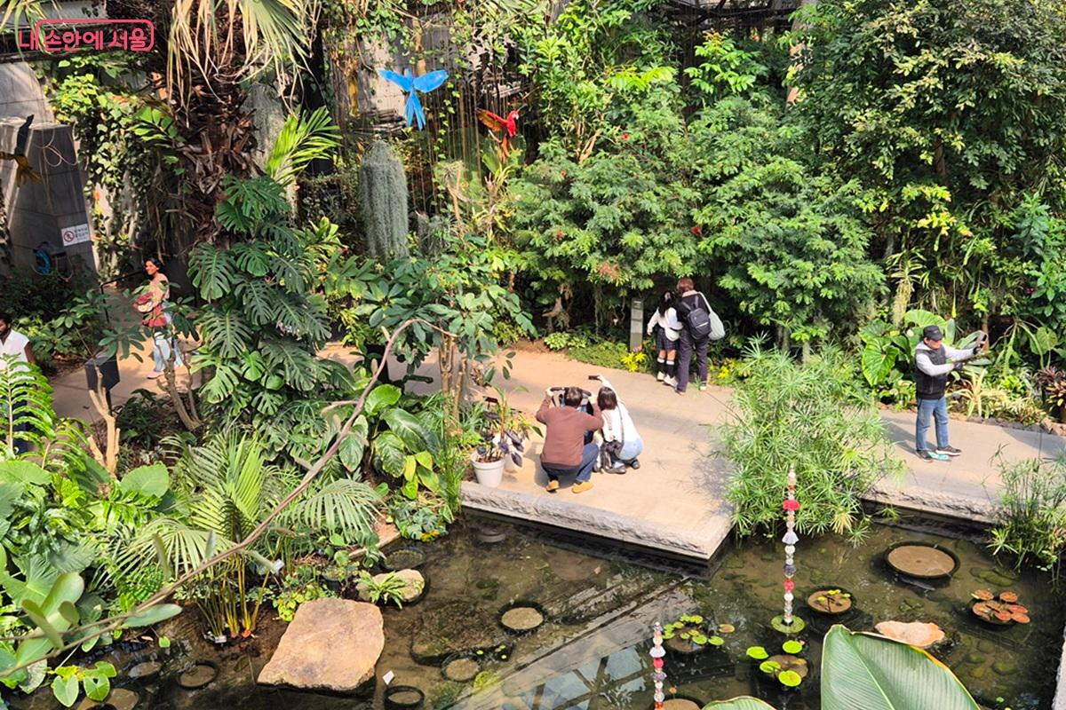 각자의 방식으로 서울식물원을 즐기는 시민들의 모습이다. ⓒ마가은