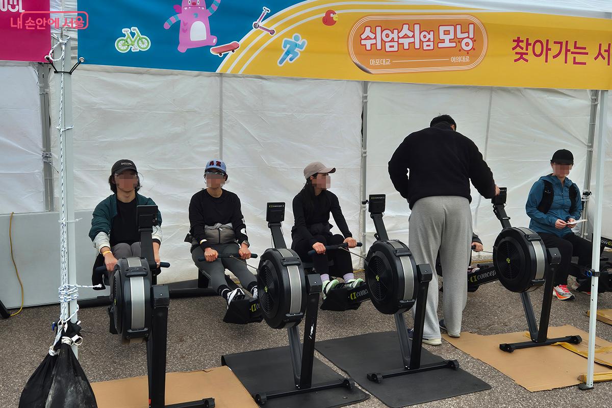 로잉(Rowing,노젓기)과 윗몸일으키기, 그리고 악력과 유연성 체크등을 하며 내 몸이 보내는 신호에 집중한다. 