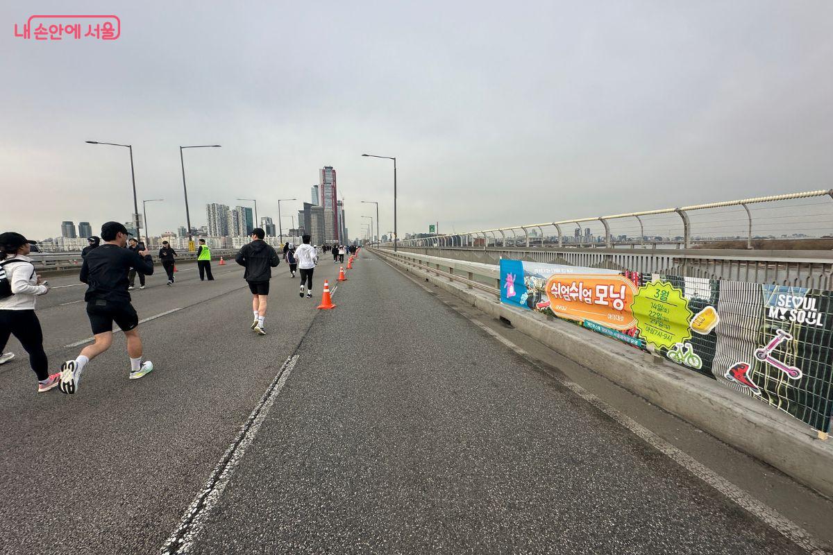 다시 여의도공원을 향해 시민들이 뛰고 있다. &copy;김재형