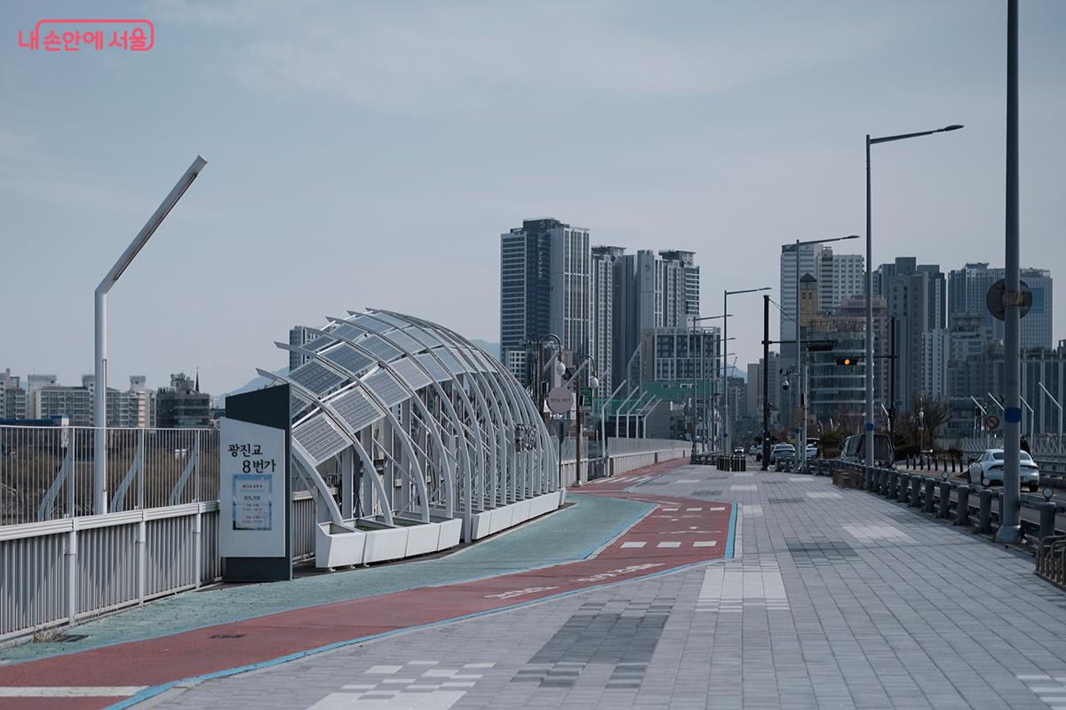 광진교 8번가 출입구 전경 &copy;김아름