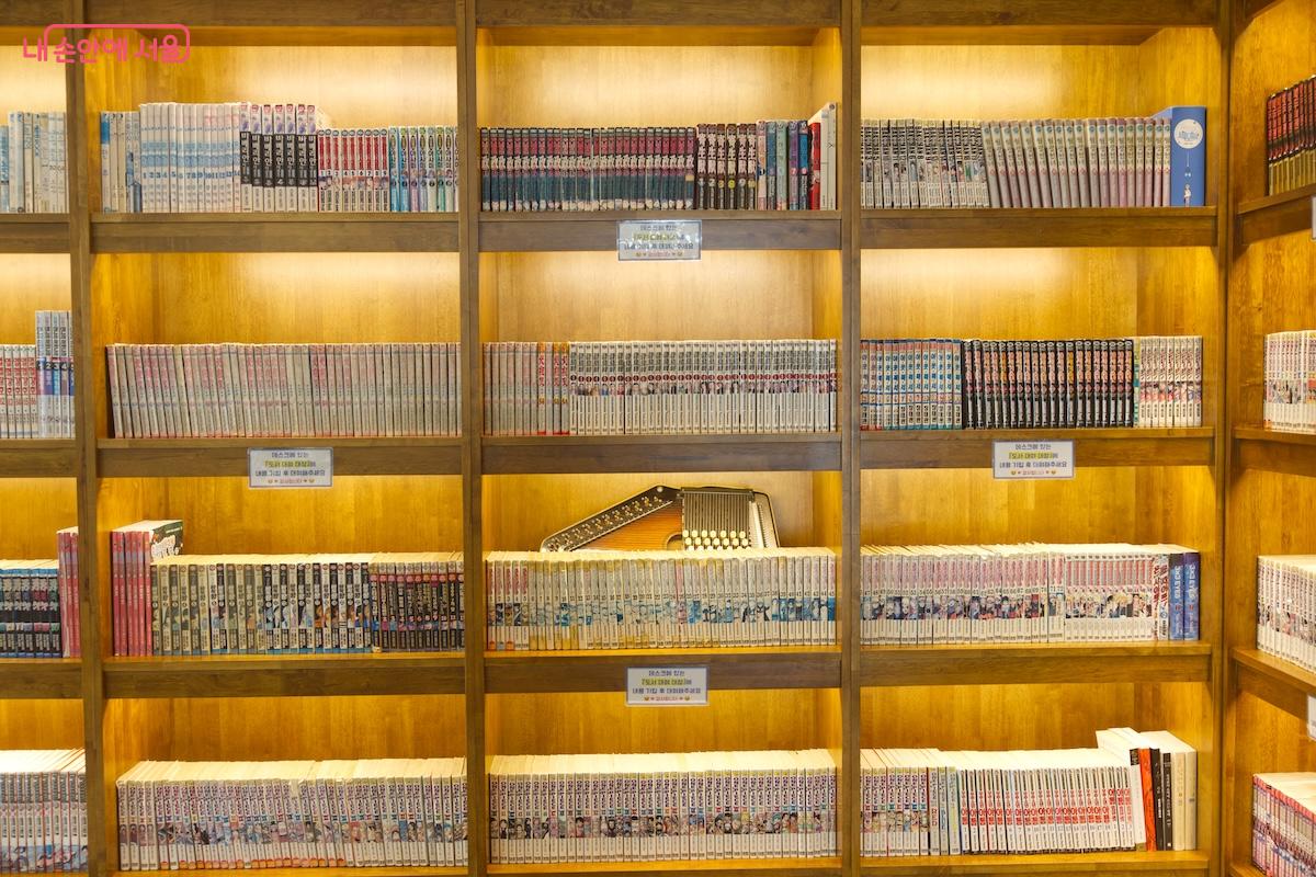 가장 인기가 많은 코너는 만화책을 볼 수 있는 공간이라고 한다. &copy;서지희