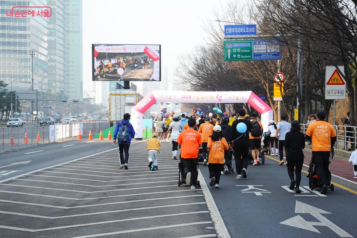 8km 구간을 달려 도착선을 통과하는 참가 가족들 &copy;조수봉 