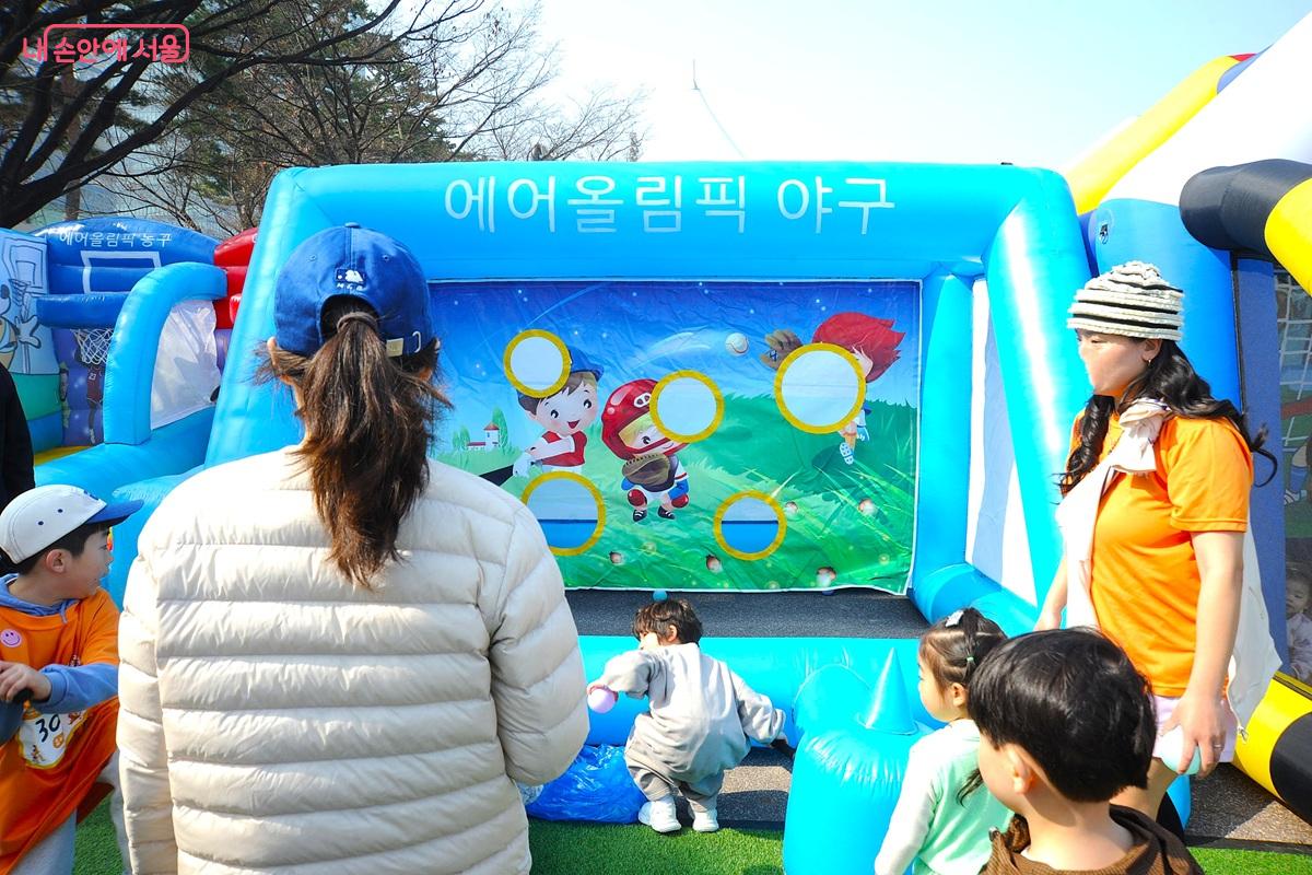 스포츠 바운스 놀이기구는 에어바운스로 제작돼 영유아들도 안전하게 이용할 수 있다. &copy;조수봉