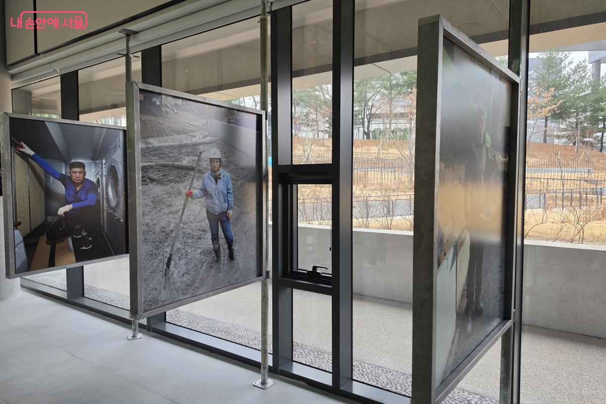 서서울미술관이 건립되기까지 함께 시간을 보낸 사람들의 모습도 만날 수 있다. ⓒ심재혁