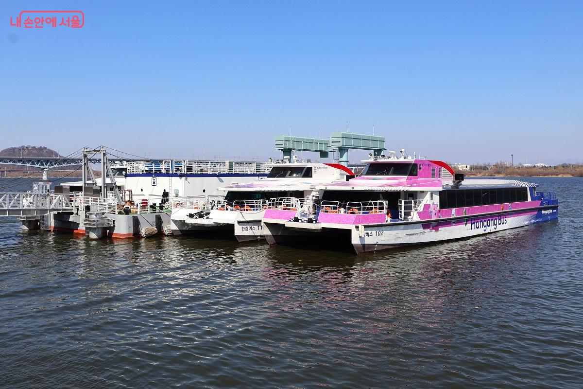 마곡 선착장 옆에 자리한 도선장에서 한강버스가 준비를 마치고 운항을 기다리고 있다. ⓒ이봉덕