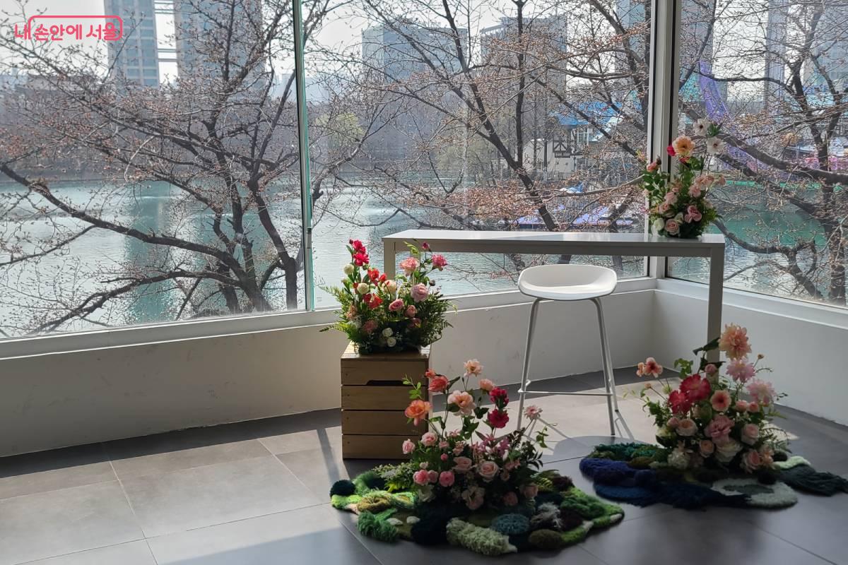 통창을 통해 펼쳐진 석촌호수의 풍경이 아름답다.