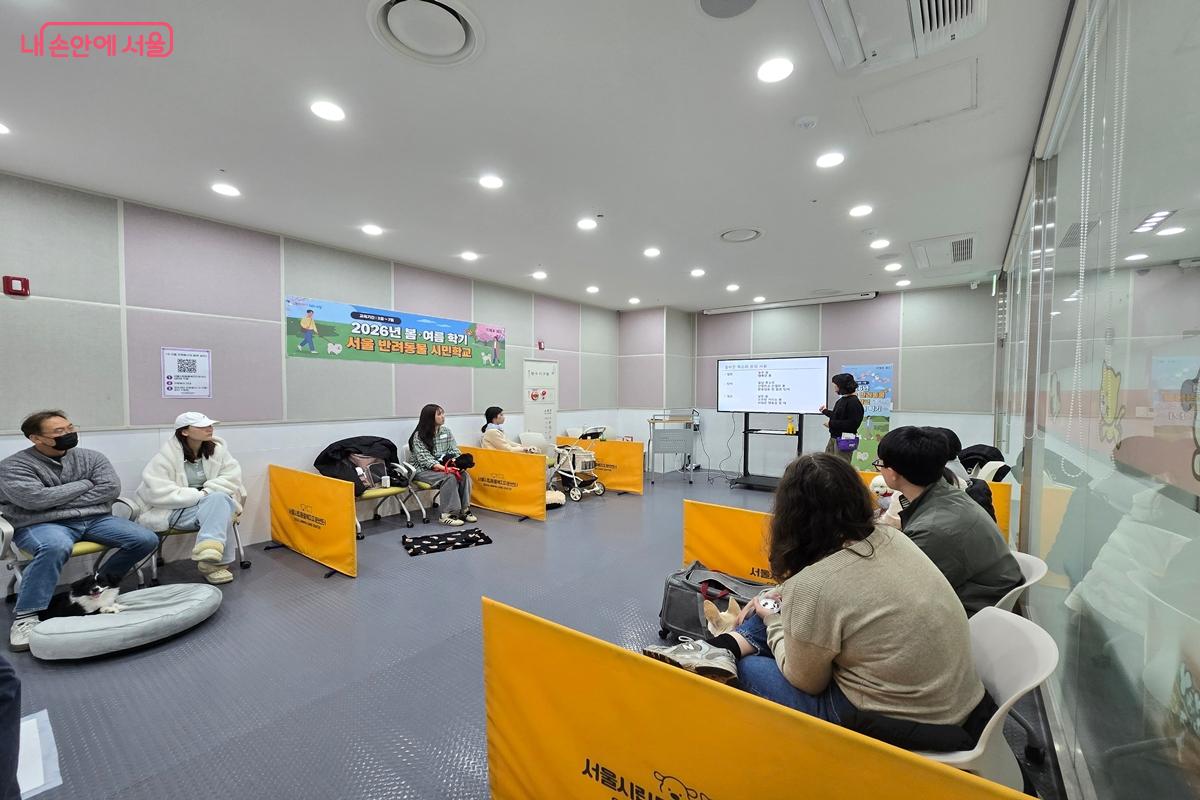 강사의 설명을 열심히 경청하는 반려견 가족들 &copy;강사랑