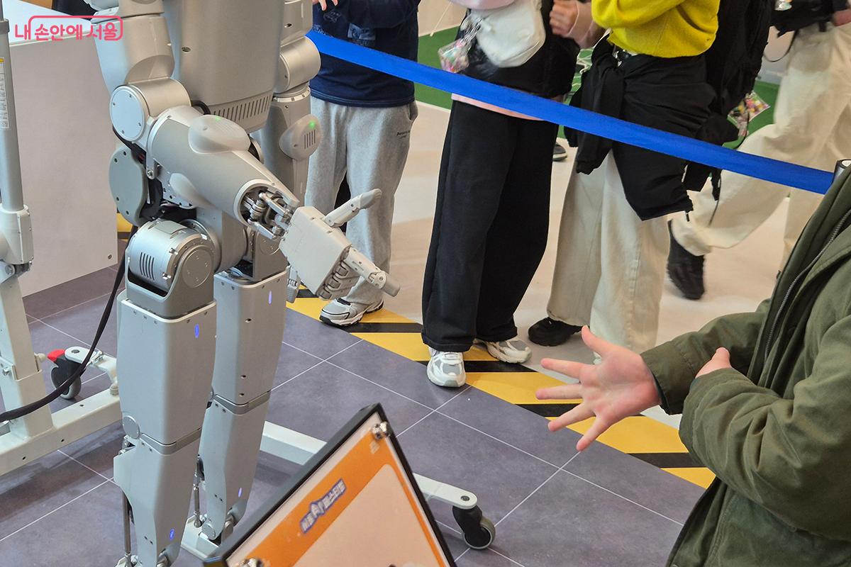 로브로스(ROBROS)에서 개발한 인공지능 기반 휴머노이드 로봇 '이그리스-C(IGRIS-C)'