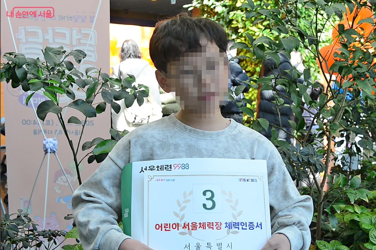 체력측정 결과표를 자랑스럽게 보여주는 어린이 ⓒ오도연