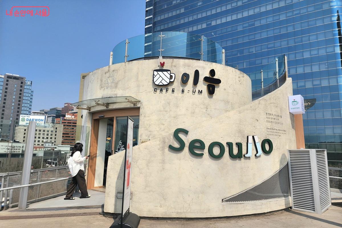 서울로7017에 개점한 동행스토어 3호점 ‘카페 이음’ ©김윤화