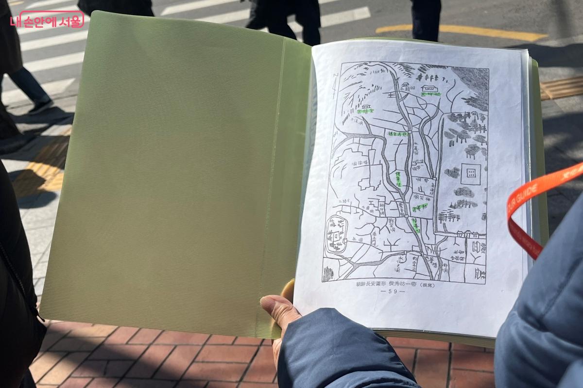 서촌 옛 지도를 보여주며 해설을 하는 문화해설가의 안내를 따라 도보 관광을 했다. &copy;김연희