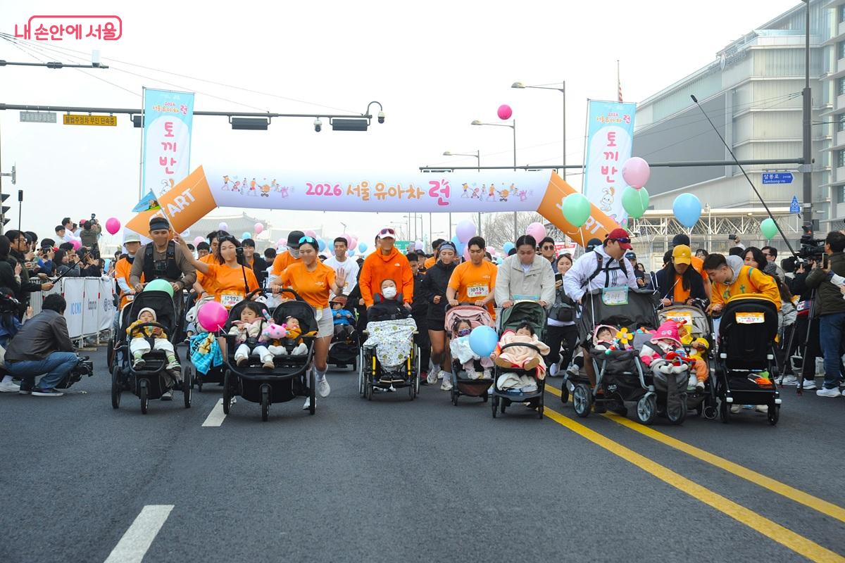 광화문광장을 출발하는 참가 가족들 &copy;조수봉