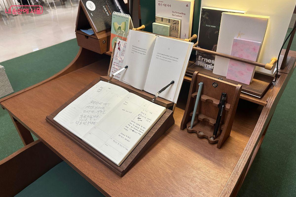 필기구가 비치돼 있어서 메모를 남길 수 있다. &copy;김재형