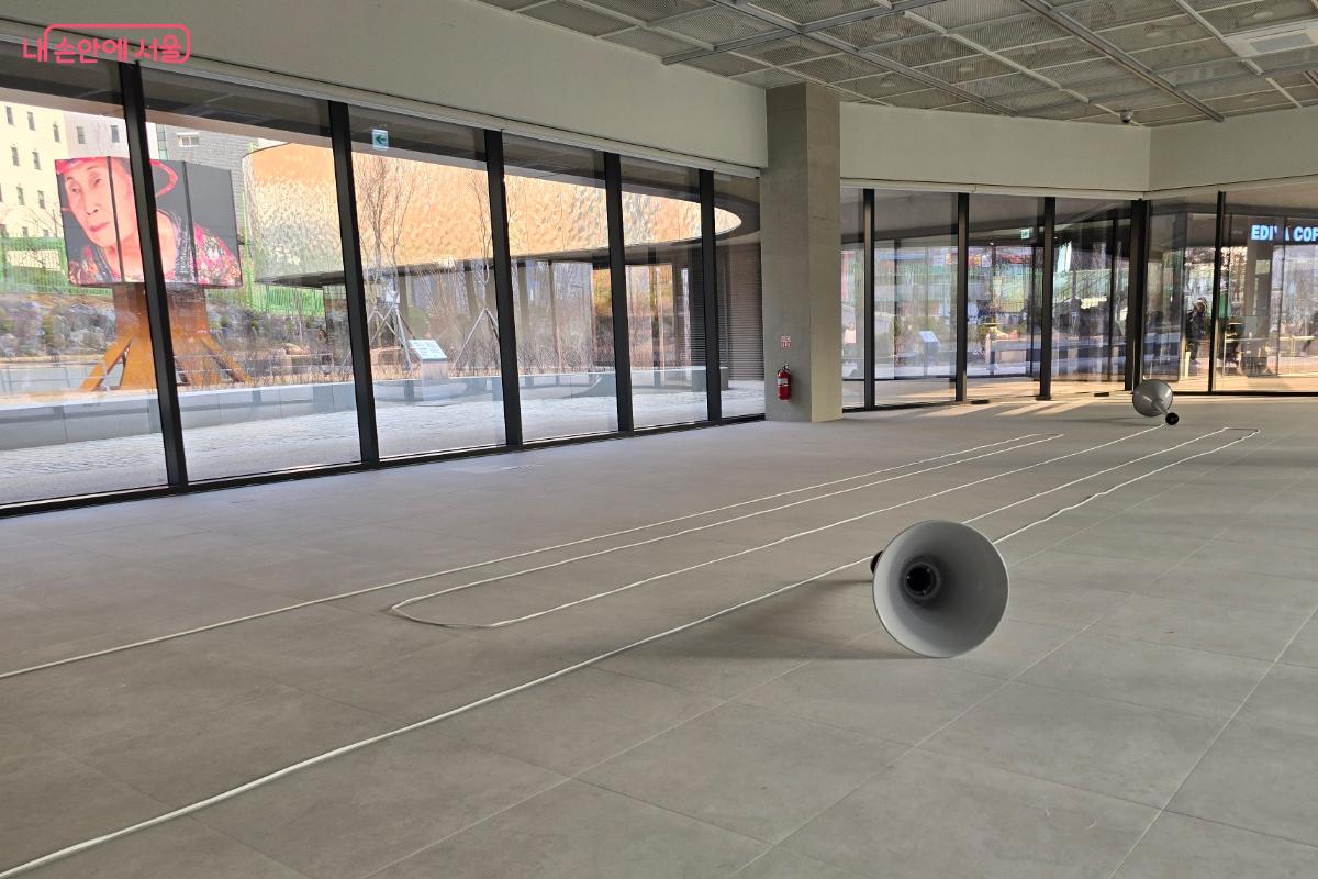 서서울미술관 내부 공간 곳곳에서 다양한 설치 작품을 만날 수 있다. &copy;박진영