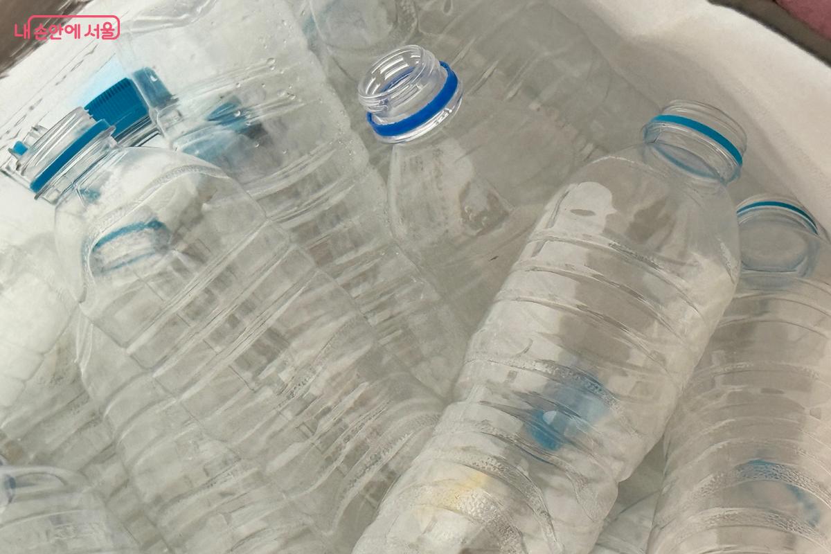 재활용률을 높이기 위해 세척&middot;라벨 제거를 마친 페트병 ⓒ임윤아