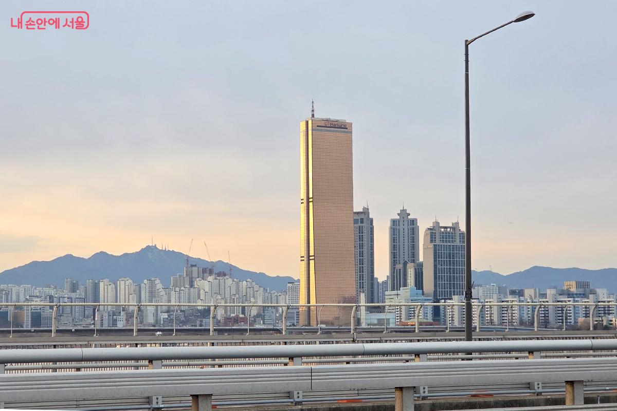 아침 햇살에 반짝이는 63빌딩이 여의도의 상징적인 풍경을 완성하고 있다. &copy;이다현