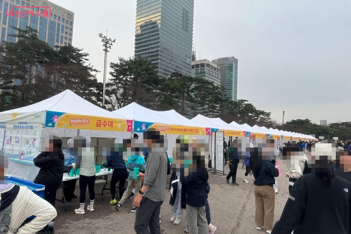 &lsquo;쉬엄쉬엄 모닝&rsquo; 행사장에는 체력 측정을 할 수 있는 &lsquo;찾아가는 서울체력장&rsquo;이 진행됐다.&copy;김재형