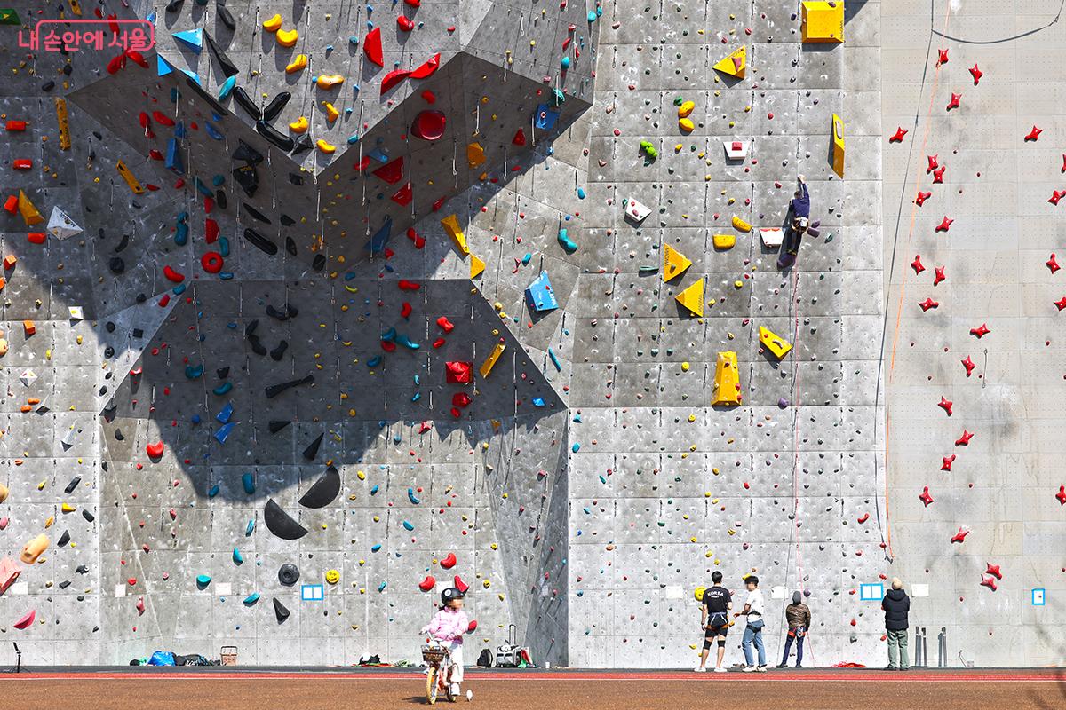 봄 기운 완연한 주말, 클라이밍을 즐기는 시민들 모습 ©김주연