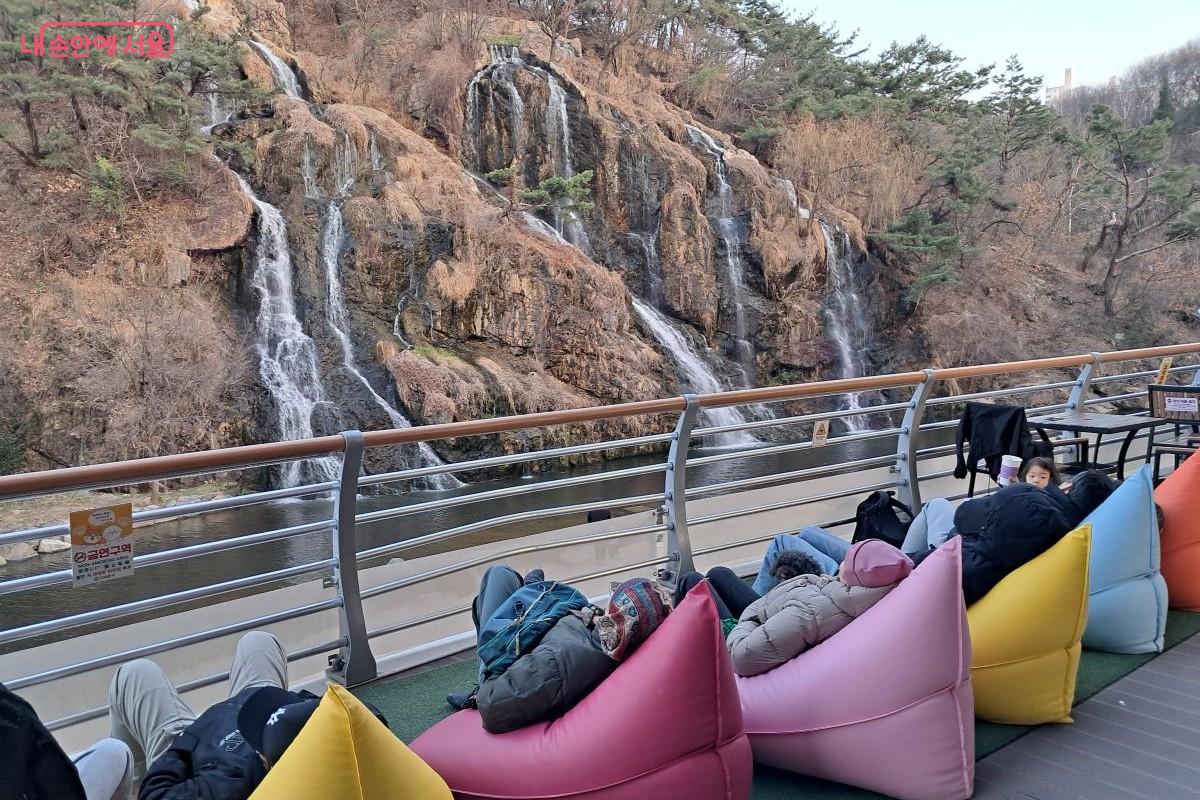편안한 빈백에 기대어 '폭포멍'과 힐링의 시간의 즐기는 방문객들 Ⓒ장형진