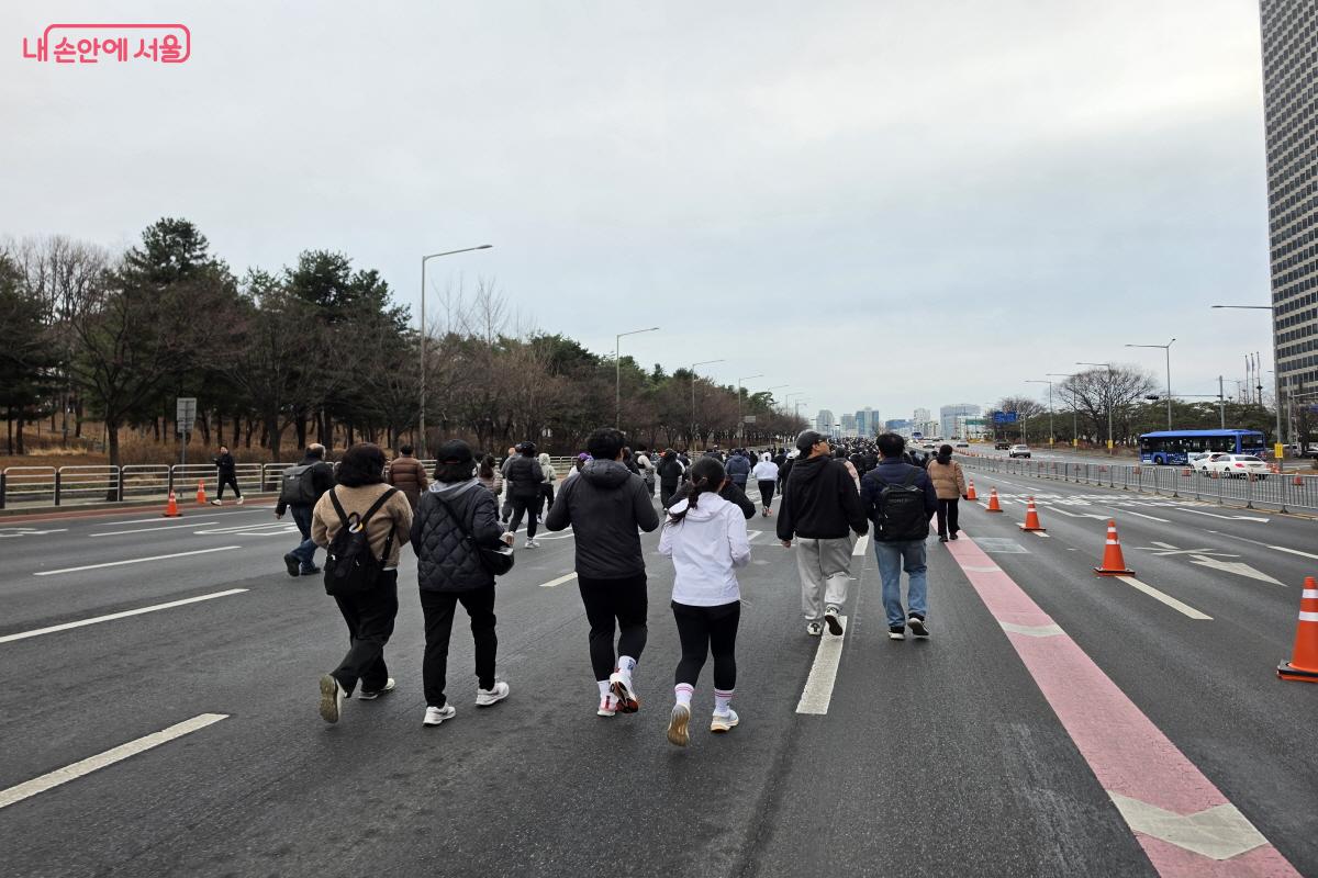 마포대교를 향해 달리는 시민들.