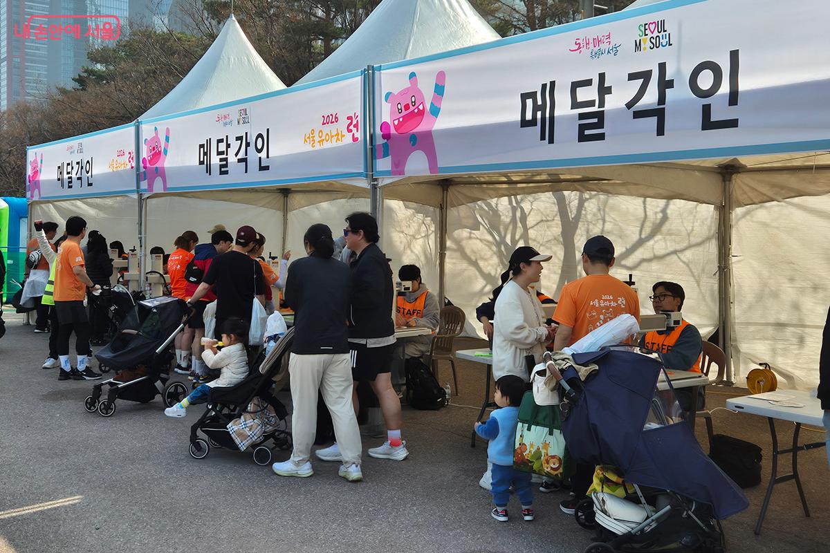 완주 인증을 하고 기념품으로 메달을 받아 이름과 날짜를 각인하며 추억을 새겨본다. ©정향선