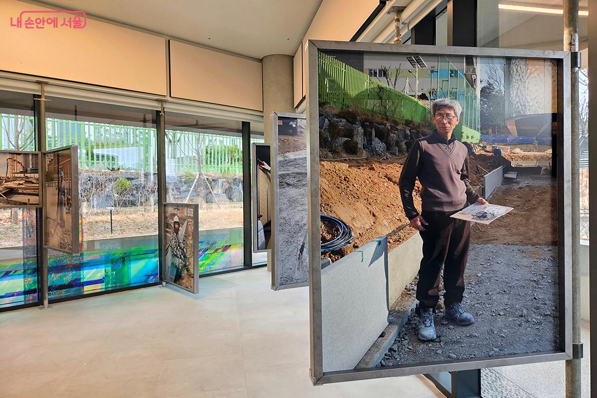 서서울미술관 건립에 참여한 이들의 얼굴과 시간을 기록한 김태동 작가의 사진 작품 ⓒ이다현