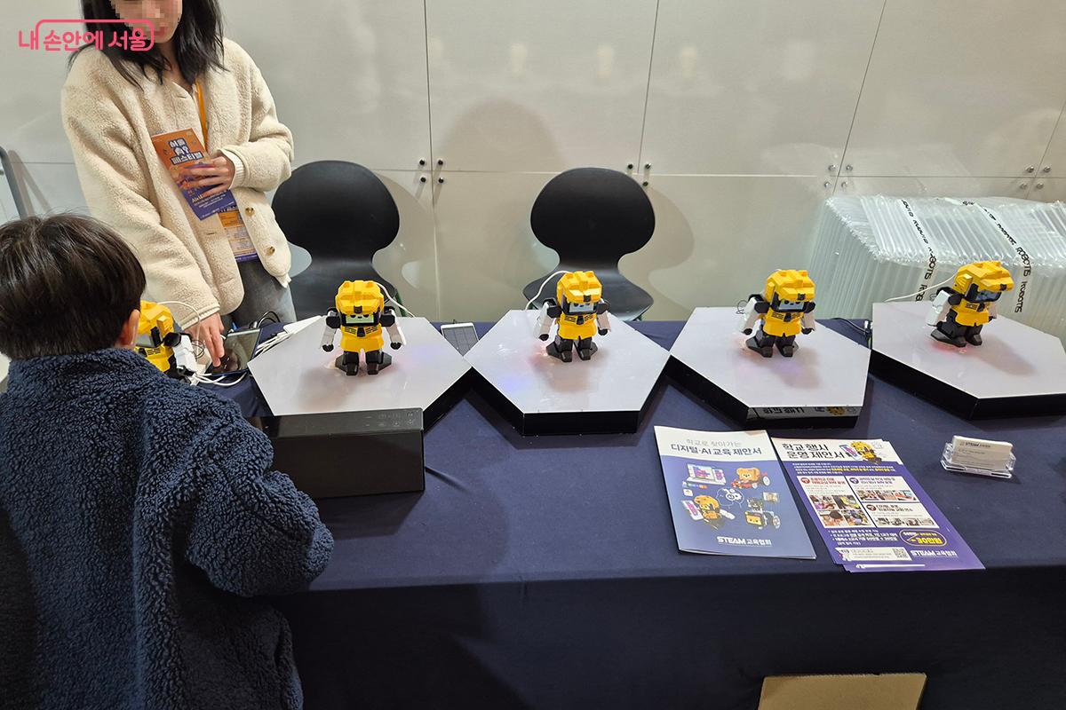 LCD 화면의 표정 변화, 소리 재생, 로봇 동작 제어 등이 가능한 AI 코딩 교육용 휴머노이드 로봇 '꼭두'