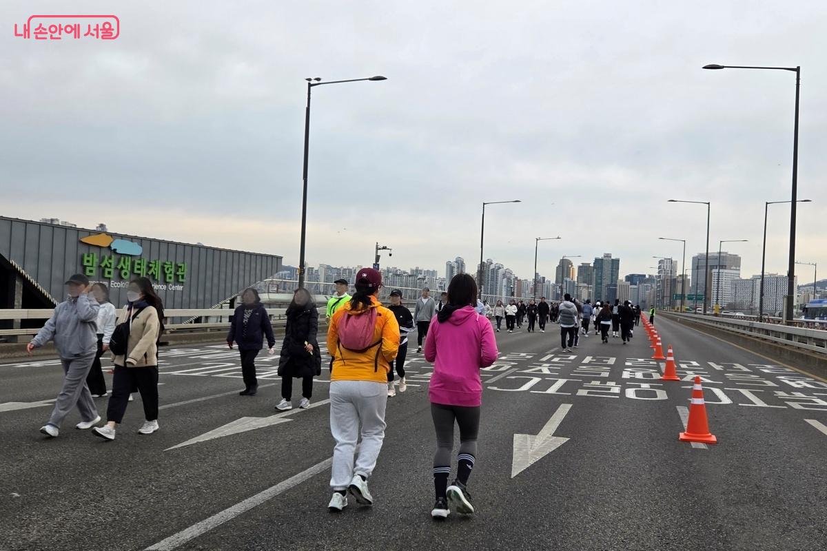 각양각색의 옷차림을 한 사람들이 모여 자유로운 운동을 즐겼다. &copy;김미선