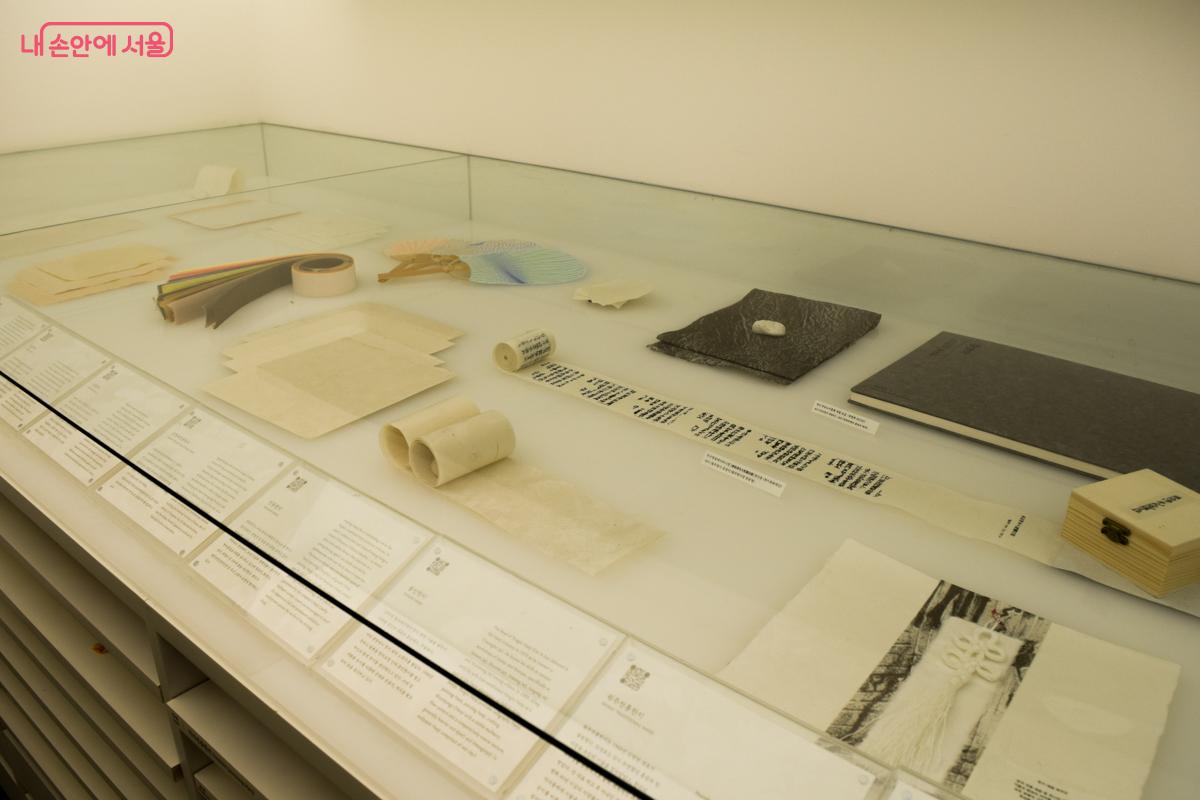 자료 저장소 수납장 위에 진열된 한지로 만든 다양한 물건들 ⓒ이명은