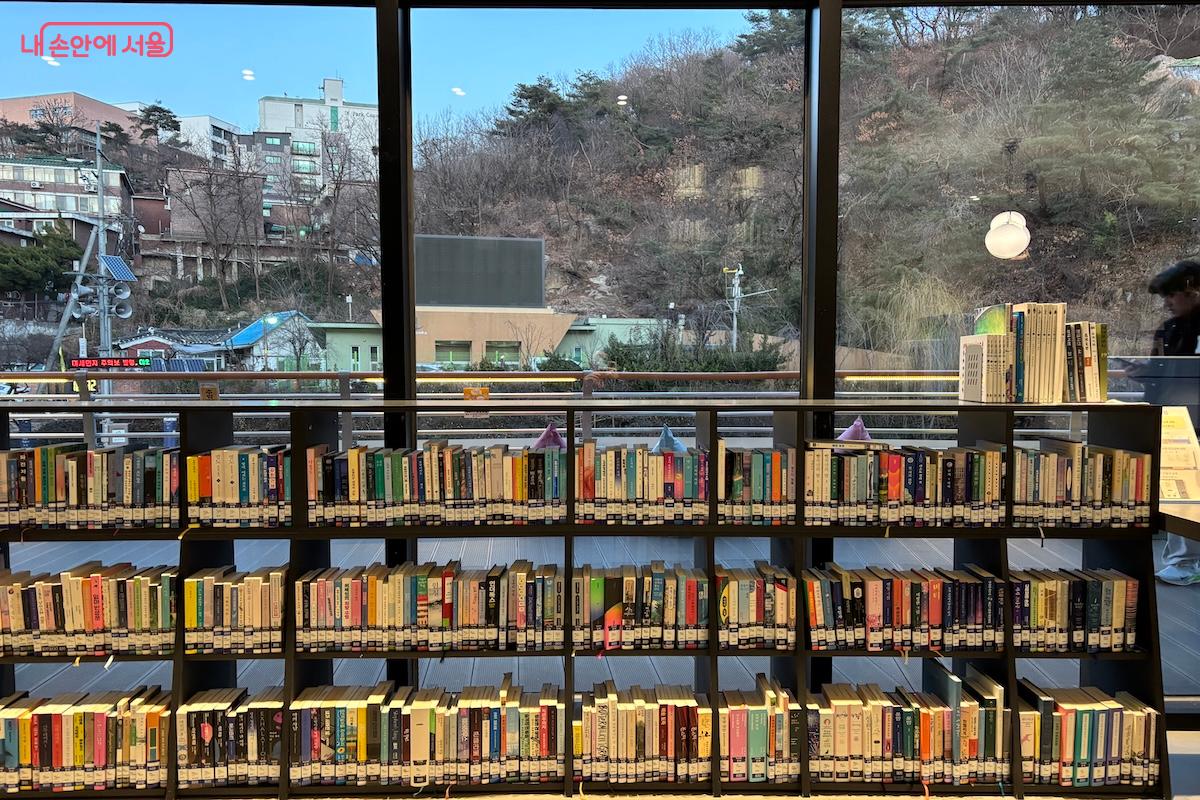 만화책부터 인문학 서적, 르포, 에세이 등 다양한 책이 구비되어 있다. &copy;이혜원
