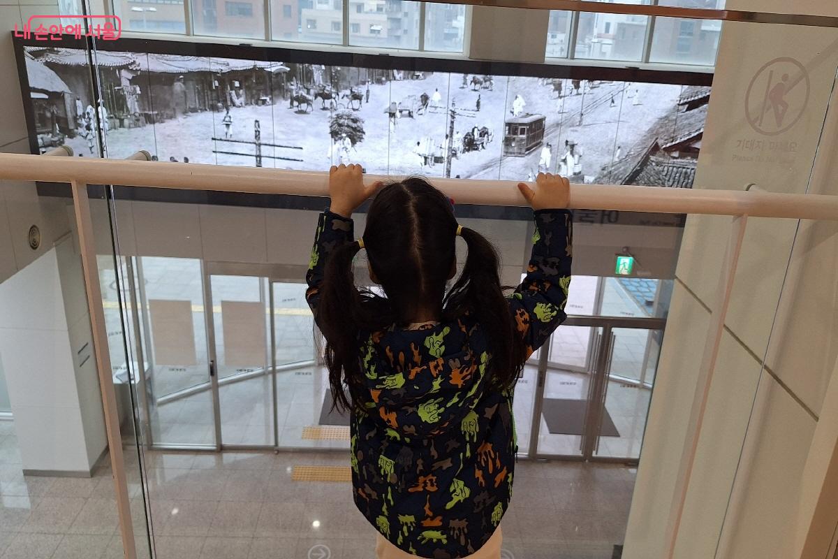 한양도성박물관 전시물을 관람 중인 아이를 만날 수 있다. ©박근호