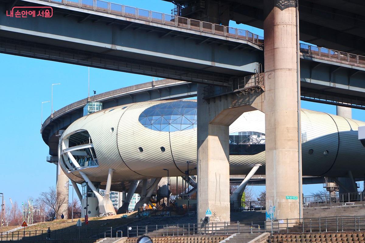 뚝섬 한강공원의 랜드마크인 뚝섬자벌레(한강플플)를 가까이서 볼 수 있다. ⓒ이봉덕