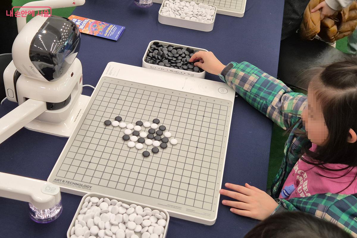 센스타임(SenseTime)의 AI 바둑 로봇인 '센스로봇 고(SenseRobot Go)'