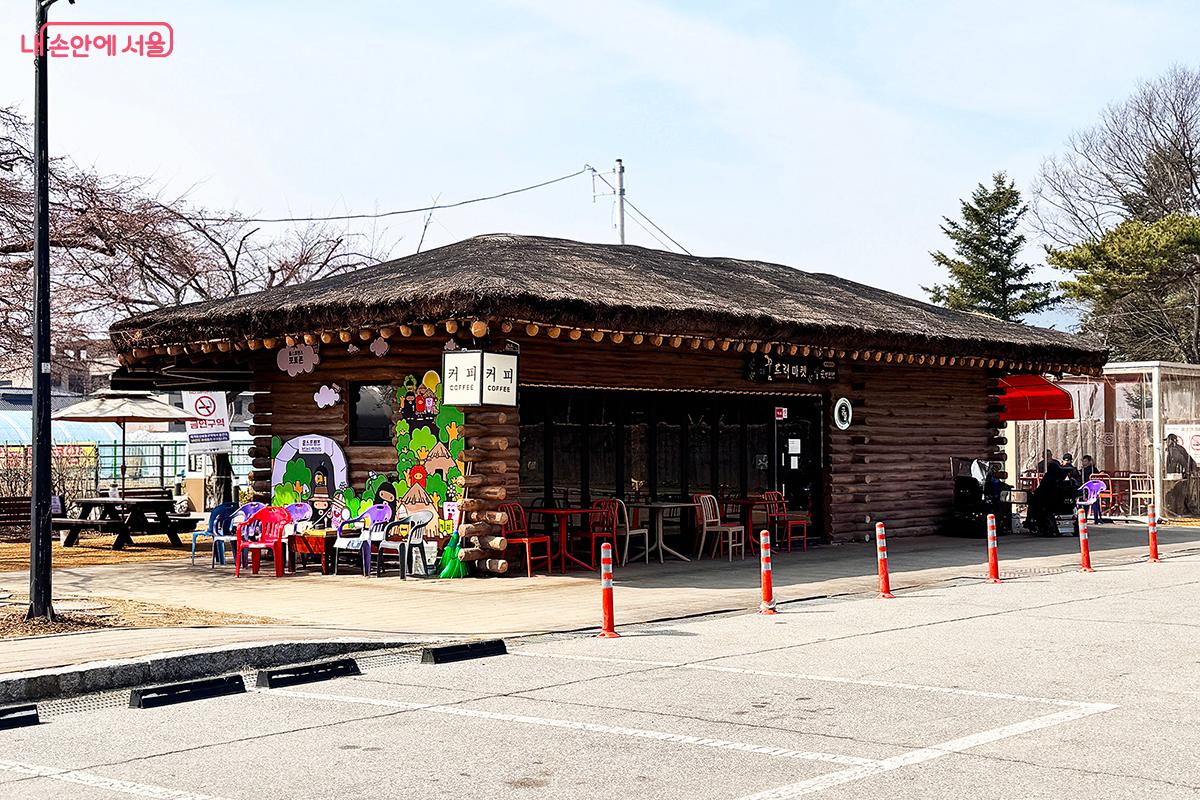 쉼터 인근 강동 꿈드래마켓 2호점에서는 음료와 쿠키, 베이커리를 판매한다. &copy;전미애