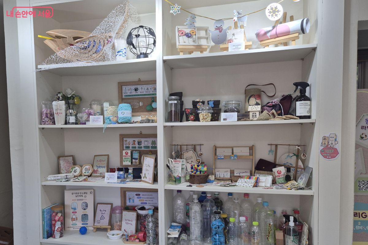 다양한 업사이클링 물품들이 전시되어 있다. &copy;조현정