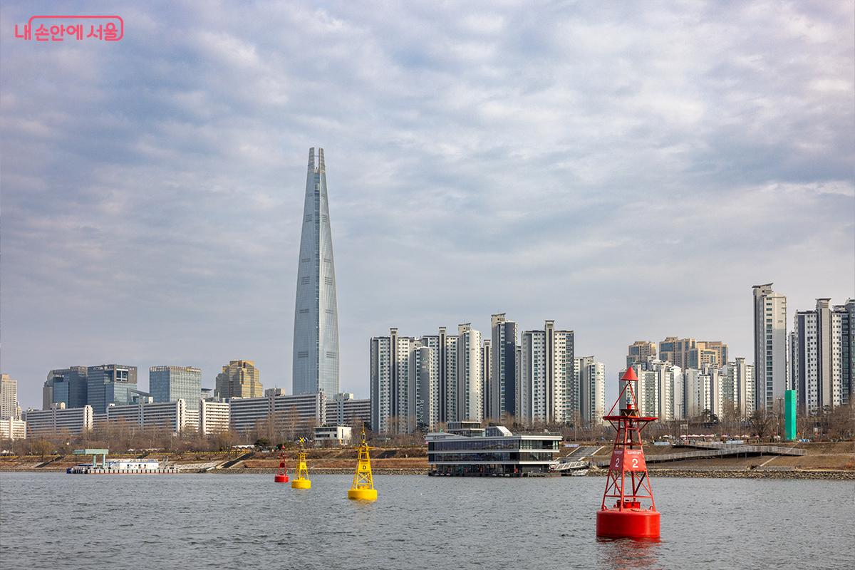 잠실 방향에서 바라본 롯데월드타워와 한강ⓒ장신자
