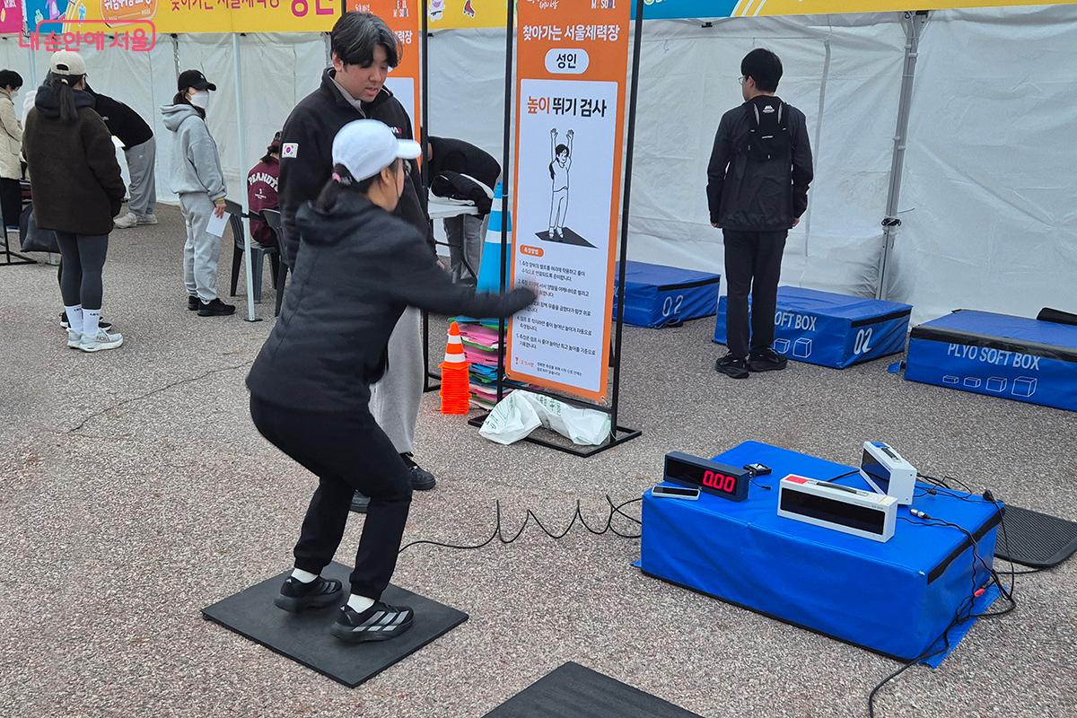 제자리 높이 뛰기는 햄스트링은 물론 허리 근력도 강화시키는 운동이다. &copy;이혜숙