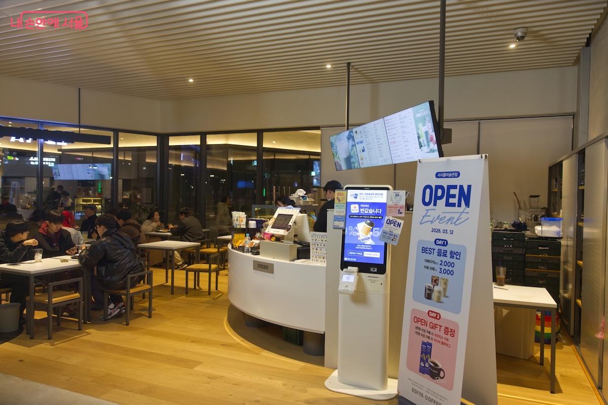 개관일에 맞춰 바로 카페테리아 운영이 시작되면서 관람객들의 편의를 극대화하였다