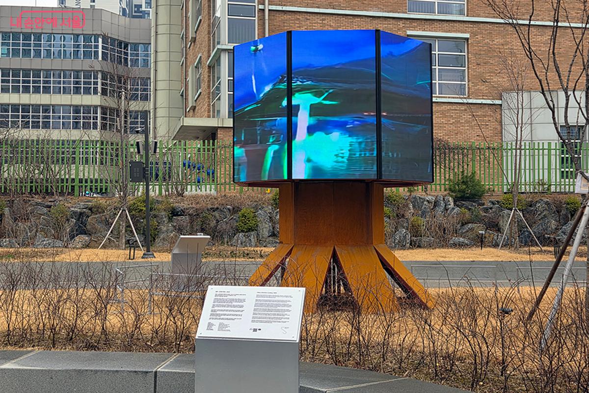 잔디마당에 착륙한 &lsquo;할머니 해적&rsquo; 신인호의 우주선, 얄루 작가의 <신인호 랜딩> ⓒ이다현