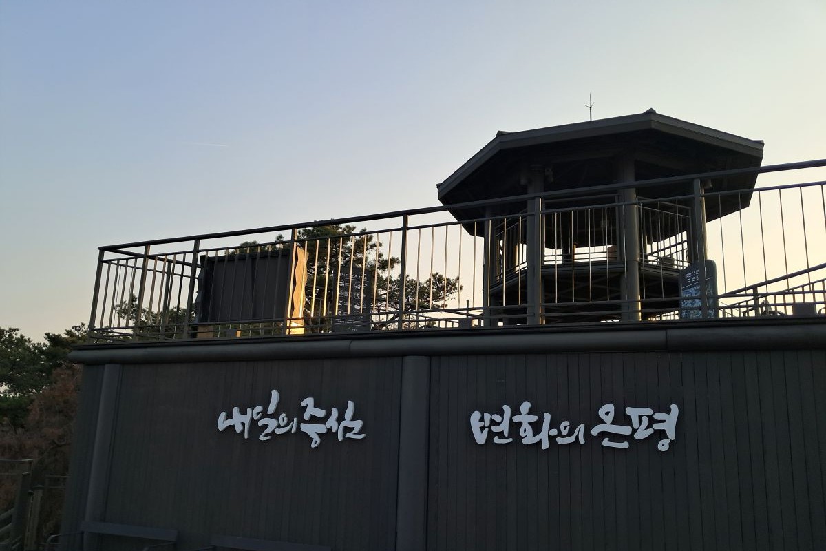 서대문구와 은평구에 걸쳐 있는 백련산. '은평정'에서 탁 트인 전경을 즐길 수 있다. ©장형진