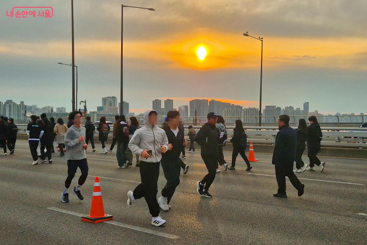전면 통제가 아닌 일부 차로만 활용하는 &lsquo;부분 통제 방식&rsquo;을 적용해 행사 중에도 반대 방향 차로의 차량 교행이 가능하도록 했다. &copy;이혜숙