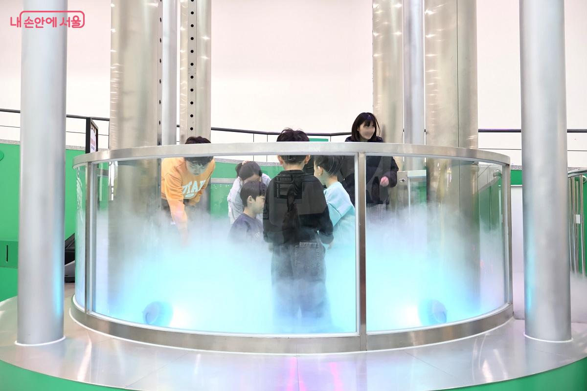 인공 안개가 자욱한 체험 장치 안에서 대기의 움직임을 직접 오감으로 느끼는 어린이들 &copy;김대진